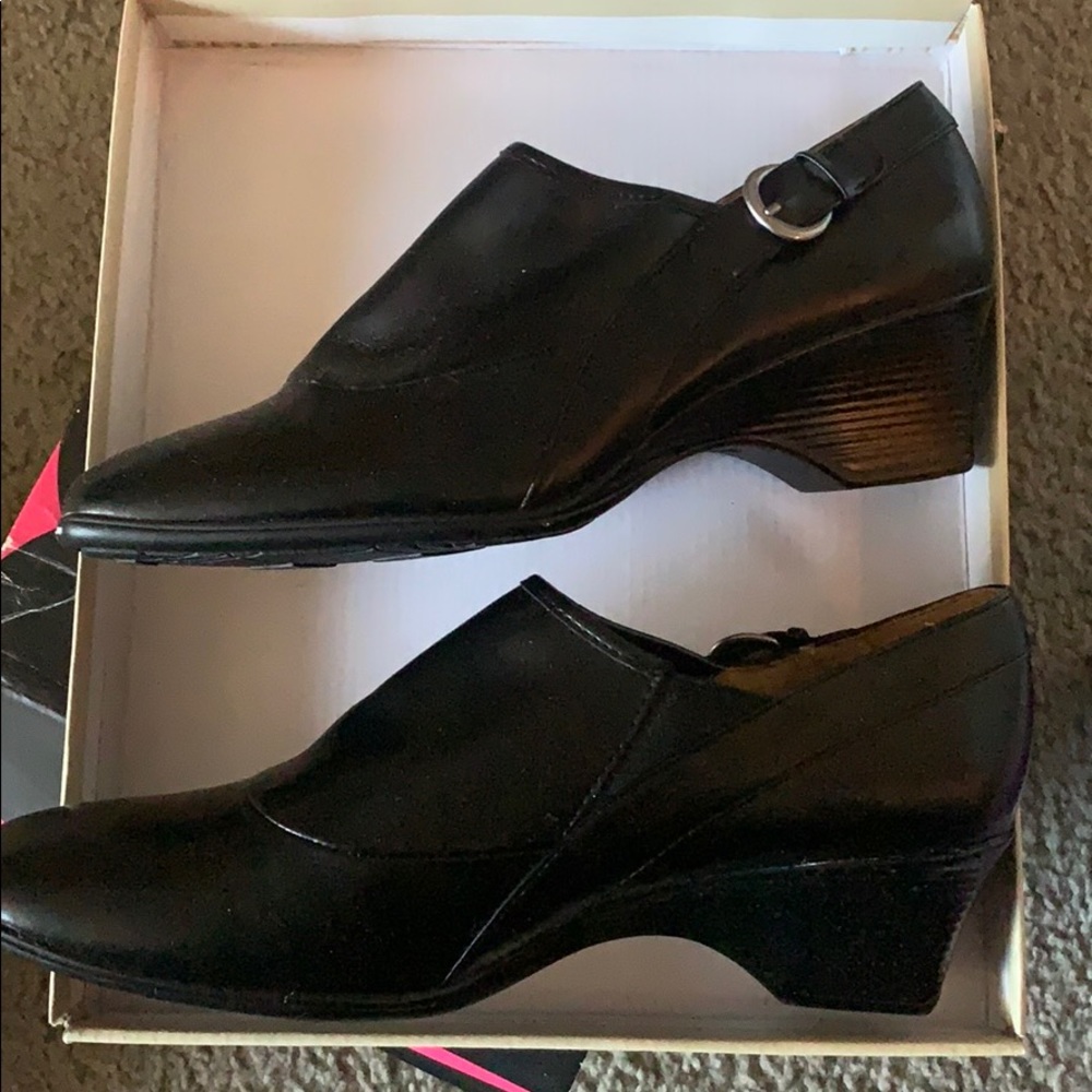 Black wedge heels with buckle